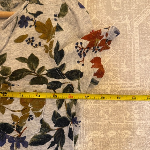 Maeve Anthropologie Floral V-Neck Short Sleeve T-Shirt Gray Botanical XS - Picture 5 of 6